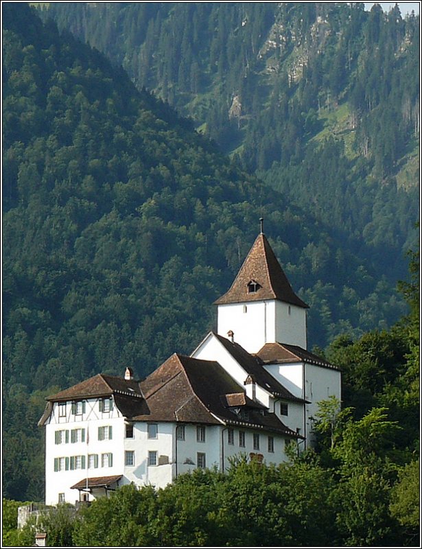 Die Burg von Wimmis am Niesen (9. Jahrhundert) diente als Sperre zum Simmental zwischen Niesen, Burgfluh und Simmenfluh. Die Erweiterung der Burg zum Schloss erfolgte im 17. Jahrhundert. 31.07.08 (Hans)