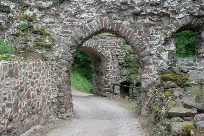 Die Burgruine Hohnstein wurde um 1120 von Konrad von Sangerhausen erbaut. Sie war Stamsitz der Grafen Hohnstein.