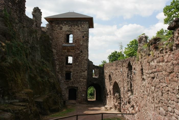 Die Burgruine Hohnstein wurde um 1120 von Konrad von Sangerhausen erbaut. Sie war Stamsitz der Grafen Hohnstein.