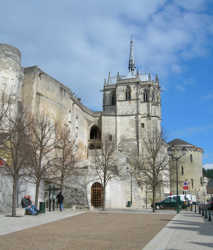 Die Chapelle Saint-Hubert.Im Hintergrund sieht 
man noch einen Teil der Befestigungsanlage und
den Turm Heurtault.