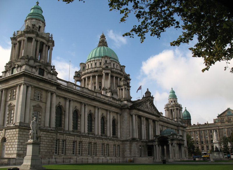 Die City Hall, das Rathaus der Stadt Belfast im viktorianischen Stil erbaut. Es wurde erst 1906 fertig gestellt.
Die rundliche Dame rechts im Bild stellt Knigin Viktoria da.
(September 2007)
