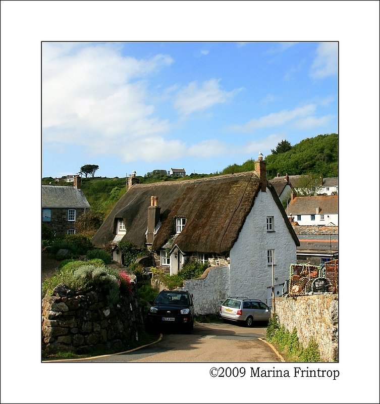 Die Cottages Old Dolphin und Kiddleywink (16. Jahrhundert) in Cadgwith, The Lizard Cornwall UK. 