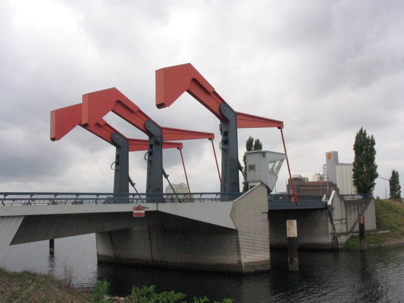 Die Diffene-Brcke im Mannheimer Hafengebiet zhlt zu den modernsten Brcken in der Stadt, denn sie ist eine elektrisch gesteuerte Klappbrcke und auch ein Wahrzeichen des Mannheimer Industriegebietes.