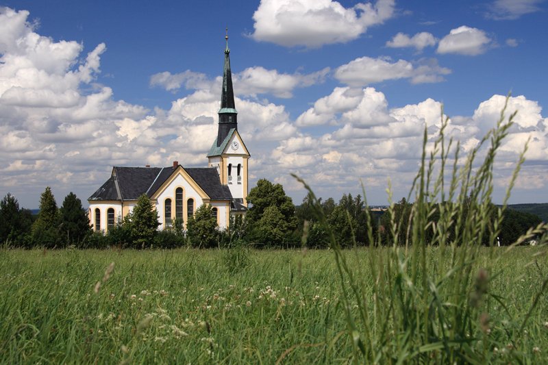 Die Dorfkirche Eibenberg auf der Hhe zwischen Einsiedel und Kemtau gelegen. Aufnahme vom 24.06.07