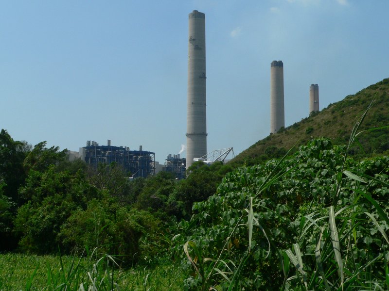 Die drei Trme des Kohlekraftwerkes auf Lamma Island, das (gemeinsam mit weiteren Kraftwerken) Hong Kong mit Strom versorgt, stellen einen Kontrast zur grnen Insel dar. Seit 2005 kann hier auch mit Gas Strom erzeugt werden (daher kein sichtbar austretender Rauch). 09/2007
