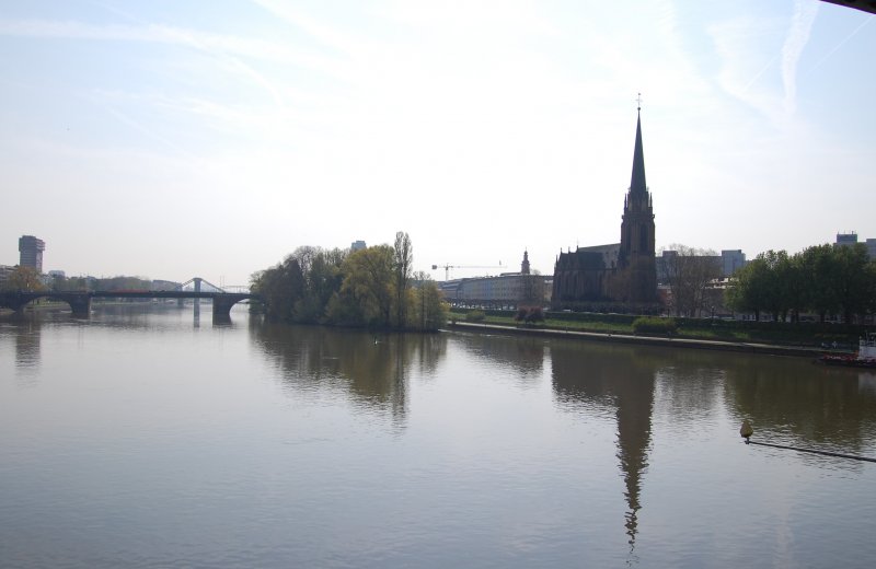 Die Dreiknigskirche morgens kurz nach 9 am 26.April 08. So schn friedich und ruhig kann Frankfurt sein.