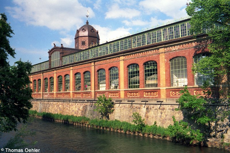 Die von Eduard Hechler entworfene und 1891 erffnete Chemnitzer Markthalle liegt unweit der Innenstadt am Fue des Kassbergs und direkt am Ufer der Chemnitz. Der 194/95 restaurierte Bau prsentiert sich heute schner denn je und beherbergt wieder zahlreiche Lden und im Keller das 1. Chemnitzer Kabarett. Die Aufnahme entstand im Sommer 1996.