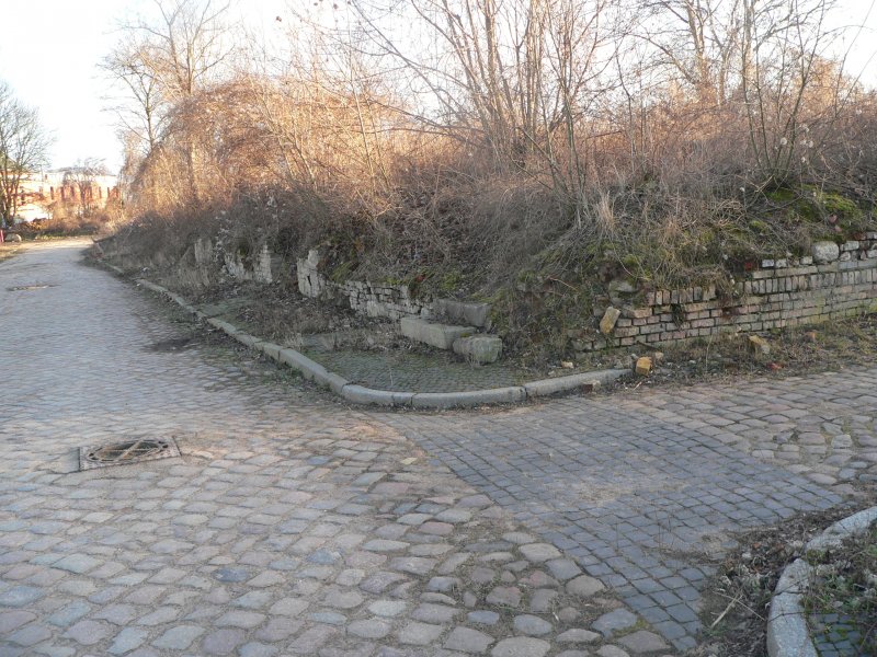 Die ehemalige Altstadt (damals deutsch) wurde zum Kriegsende hin vollstndig zerstrt und nicht wieder aufgebaut. Die Straen und auch die Keller vieler Huser sind noch unverndert erhalten. Die Schrecken des Krieges kann man sich hier bildhaft vorstellen. 3.2.2007