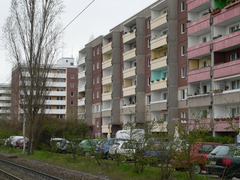 Die Erschlieung neuer Wohngebiete in Ostberlin fhrte zu einer Vergrerung der Stadt. Unten links sieht man eine Straenbahnlinie. Die neuen Wohngebiete wurden mit S- und Straenbahnen verbunden. 8.4.2007