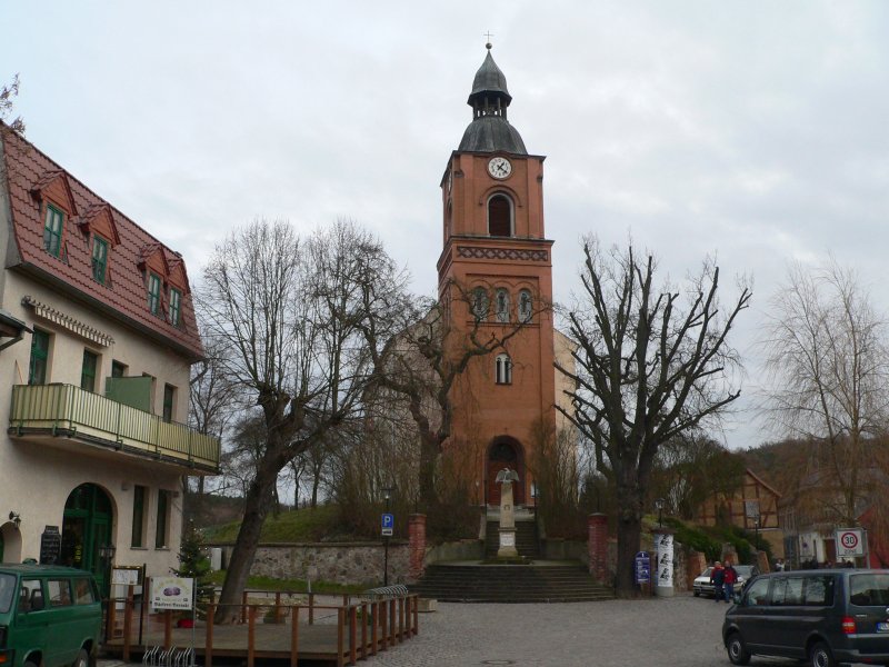 Die evangelische Kirche in Buckow im Dezember 2007.