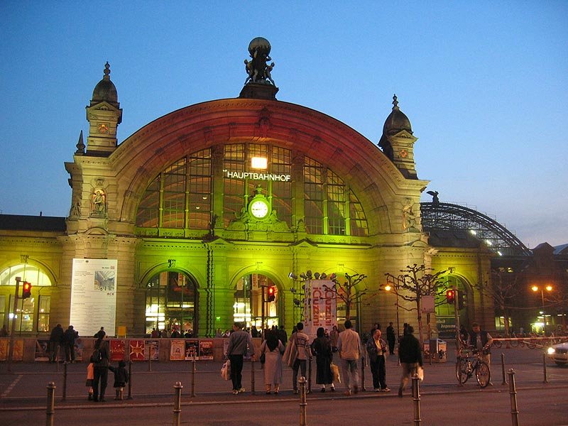 Die Fassade des Frankfurter Hauptbahnhofes whrend der Luminale im April 2004.
