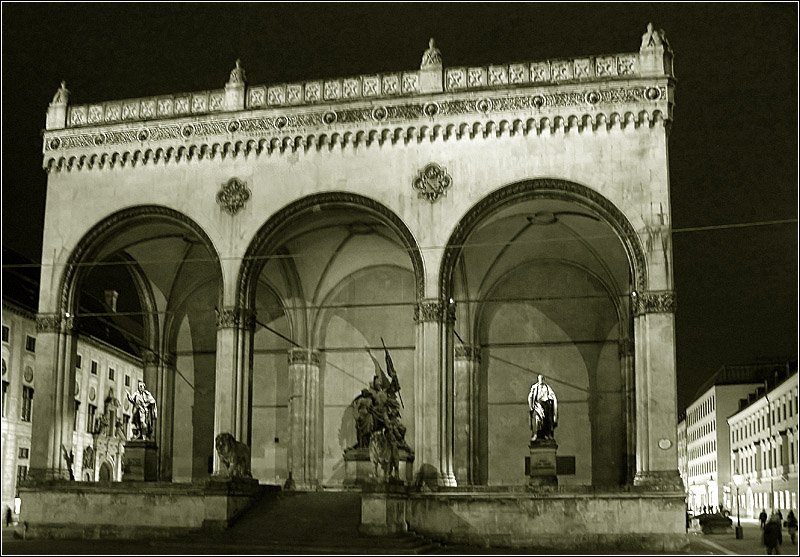 Die Feldherrnhalle am Mnchener Odeonsplatz. 6.4.2006 (Matthias)