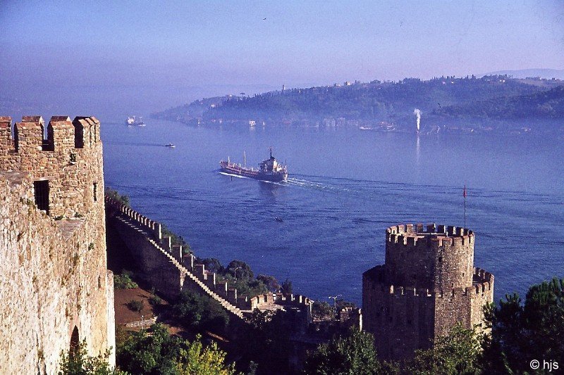 Die Festung Rumeli Hisari ( Rumelische Festung ; Rumelien = europische Trkei) am Bosporus (Oktober 1977). Sultan Mehmet II. lie die Festung 1452 im Verlauf der Belagerung Konstantinopels erbauen. Zusammen mit der gegenber gelegenen Festung Anadolu Hisari ( Anatolische Festung ) lie sich die Schifffahrt im Bosporus kontrollieren.
