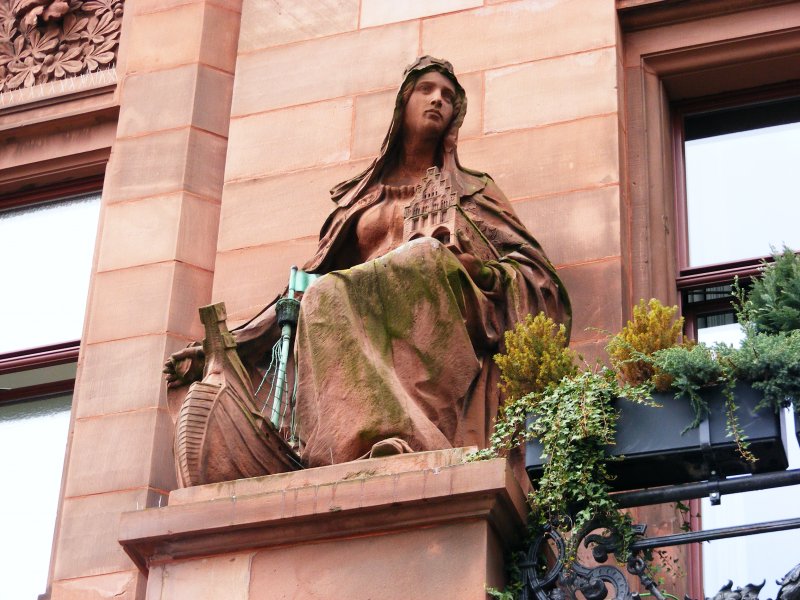 Die Figur einer Schutzpatronin am alten Rathaus in Dortmund.