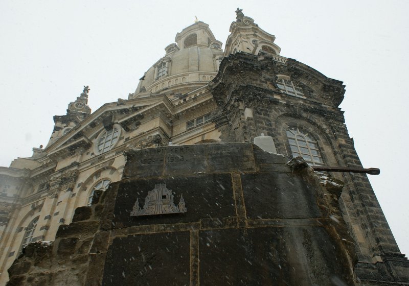 Die Frauenkirche aus ungewohnten Blickwinkel: Rechts im Bild ein original erhaltener Fensterbogen, in der Mitte eine Gedenksttte zum Andenken an die Zerstrung der Kirche und Stadt Dresden. Links an den hellen Steinen erkennbar die wiederaufgebaute Frauenkirche.
(November 2008)