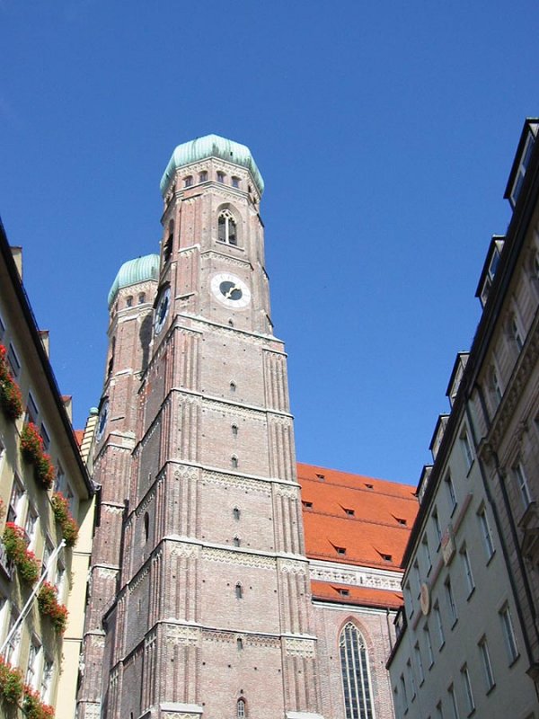 Die Frauenkirche: DAS Identifikationsmerkmal der Mnchner Skyline. Juli 2001.