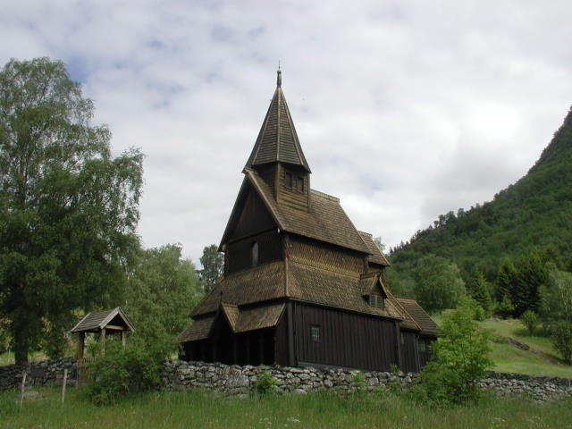 Die Frontansicht der Stabkirche von Urnes.