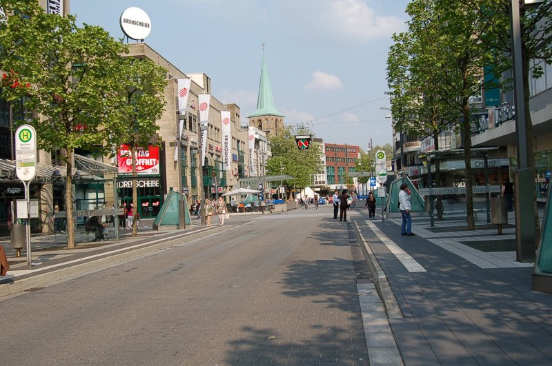 Die Fugngerzone in Bochum ldt auch auerhalb der Geschftszeiten zum Bummeln ein. 