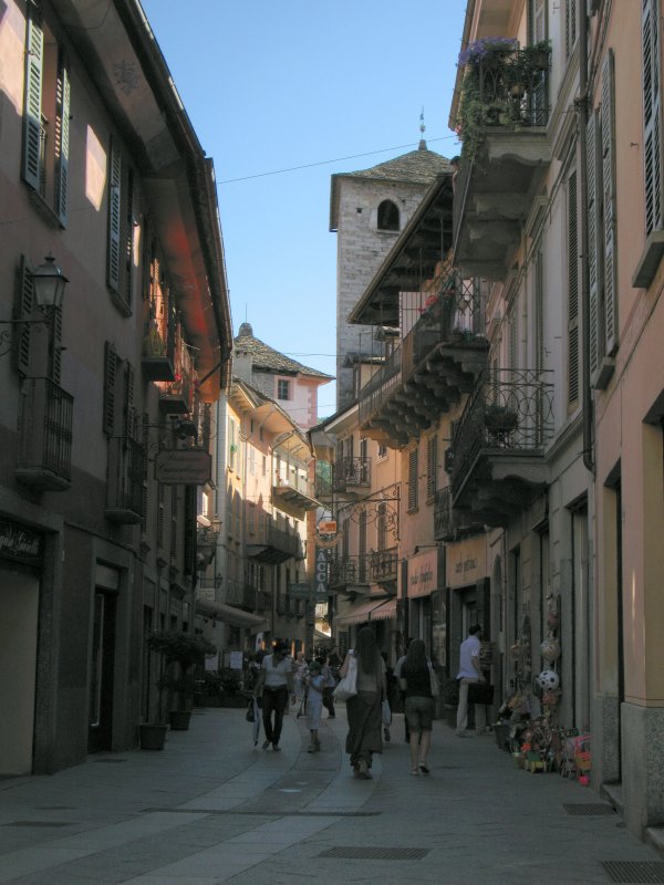 Die Fussgngerzone in Domodossola an einem sommerlichen Sptnachmittag.
(13.06.2008)