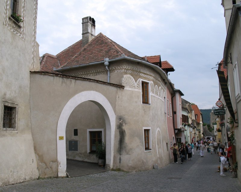 Die Fussgngerzone in Drnstein. Fahrradfahrer werden gebeten abzusteigen und die Rder zu schieben.
(Mai 2008)