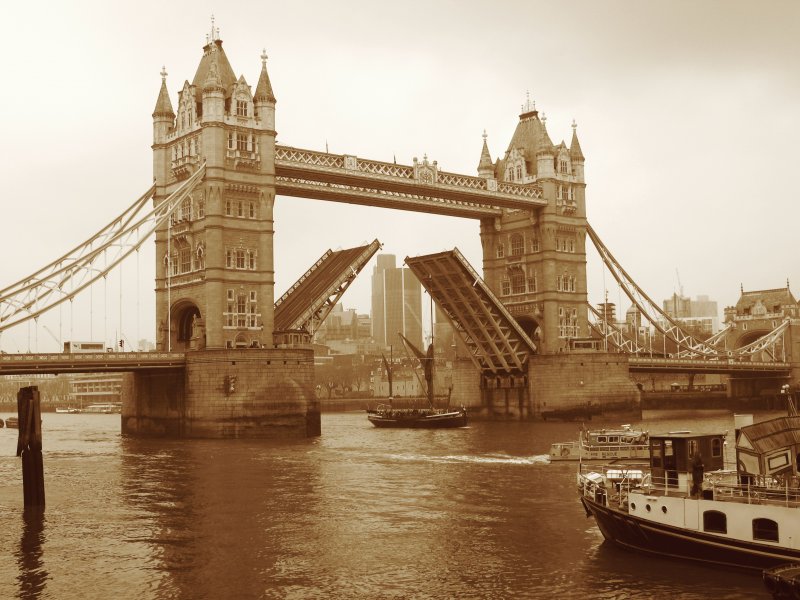 Die geffnete Towerbridge.
(April 2008)  