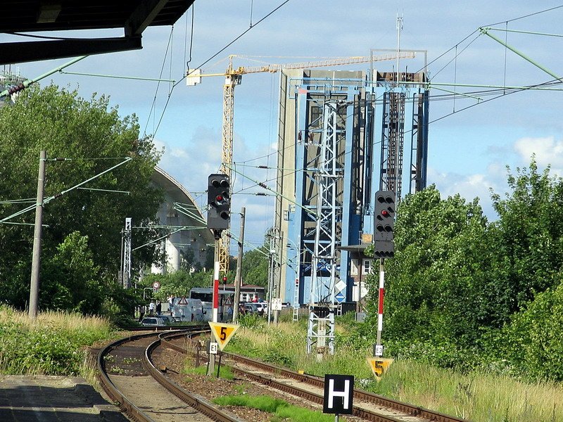 Die geffnete Ziegelgrabenbrcke vor dem Rgendamm erbaut am 1.9.1931 und bendet am 5.10.1936. Sie ist der einzige bergang zur Insel Rgen es wird sich ndern wenn die Sundquerung fertig ist.Dann wird es auch aufhren in der Sommerzeit die langen Schlangen der Urlauber die,die schne Insel besuchen wollen.