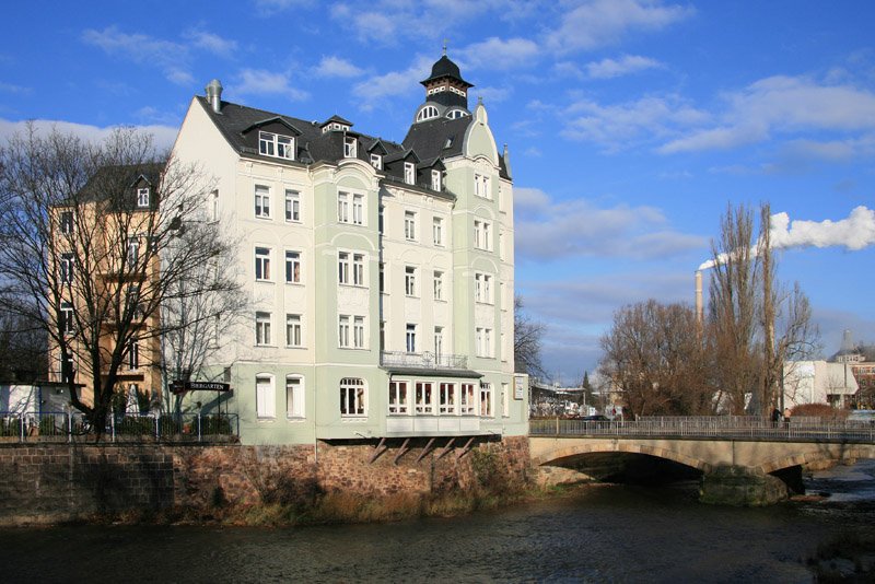 Die Georgbrcke und ein saniertes Grnderzeitgebude am Chemnitzufer; Aufnahme vom 17.12.06.