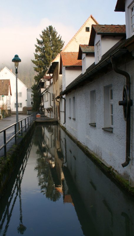 Die Gerbergasse im Spiegelbild der Blaue.
Blaubeuren, 08.12.2008