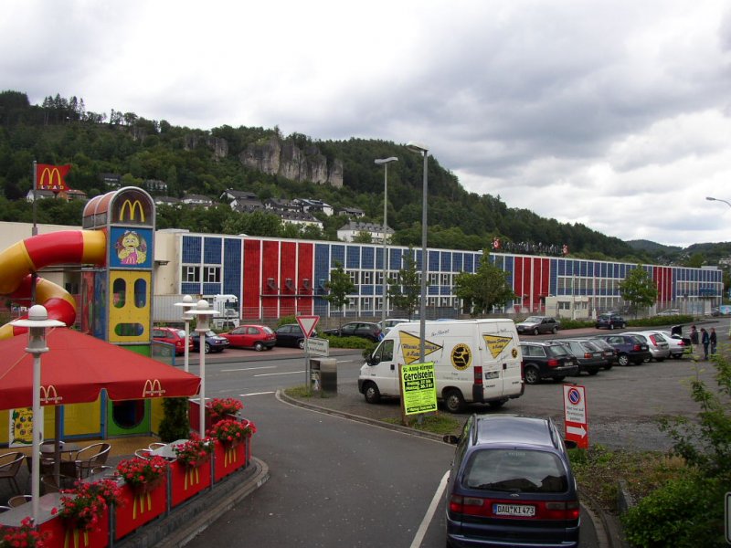 Die Gerolsteiner Sprudelfabrik, die nur wenige 100 Meter vom Bahnhof entfernt ist am 30.07.07!!!! Links befindet sich noch der Spielplatz eines Fast-Food Restaurants.