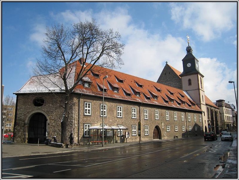 Die Göttinger St. Marien-Kirche mit der Kommende der Deutschen Ordens im Vordergrund. Die Aufnahme stammt vom 23.03.2008. 