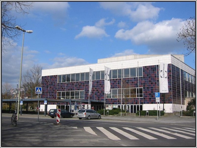 Die Gttinger Stadthalle in Nachbarschaft des Albaniplatztes und des Cheltenham-Parks. Die Aufnahme stammt vom 08.04.2007.