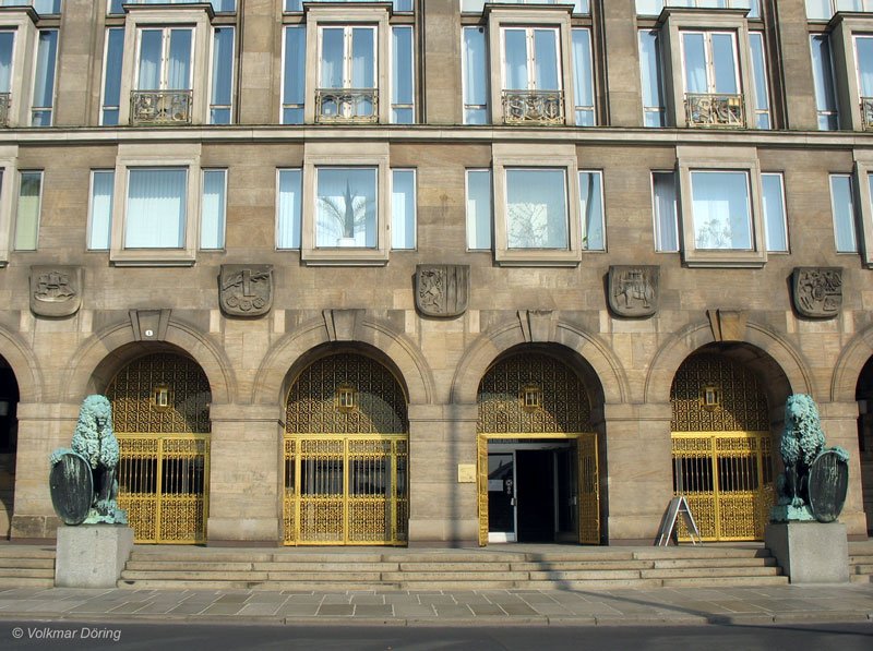 Die  Goldene Pforte , ein Seiteneingang in das Dresdner Rathaus, wird nur fr besondere Anlsse bzw. fr Ehrengste geffnet. Am 22. Mai 2007 fand im Plenarsaal das Europische Brgerforum statt.
