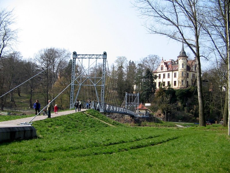 Die Hngebrcke die die beiden Muldenufer unterhalb der Gattersburg in Grimma verbindet