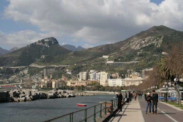 Die Hafenpromenade ist der Anziehungspunkt von Salerno.