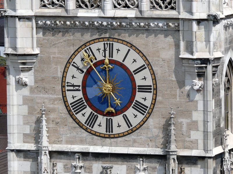 Die Hand am kleinen Zeiger sowie Sonne, Mond und Stern an der Turmuhr am Neuen Rathaus, wie man sie von unten kaum erkennen kann; Mnchen, 31.07.2009
