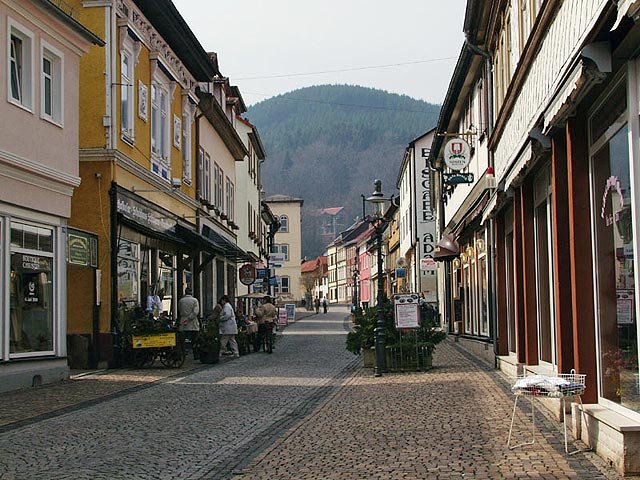 Die Hauptstrae von Friedrichroda im Dezember 2004.