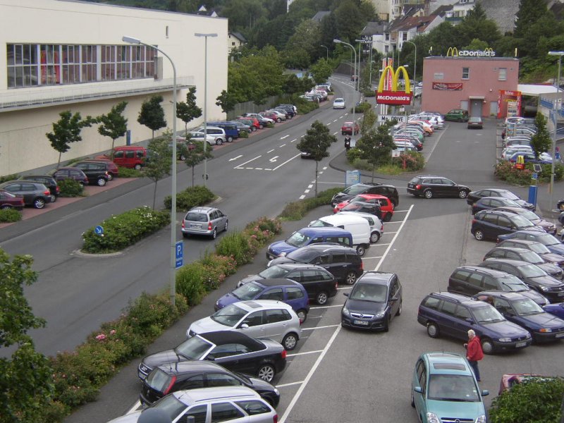 Die Hauptstrasse richtung Daun mit Schnellimbiss in Gerolstein, fotografiert von der Stadthalle  Rondell . brigens: Hinter der gelben Fassade befindet sich die Brauerei fr den Gerolsteiner Sprudel!!!        30.07.07