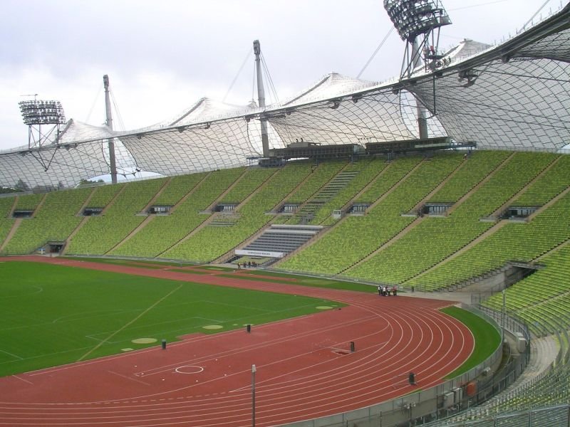 Die Haupttribne des Olympiastadions vom Haupteingang aus gesehen.