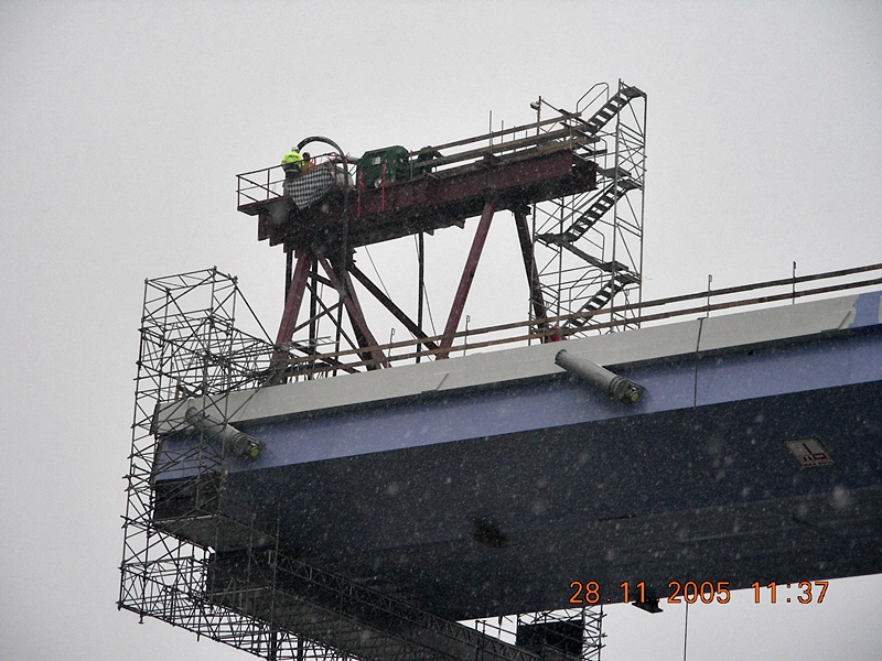 die Hebevorrichtung auf dem montierten Teil der neuen Rgenbrcke Stralsund nochmal von der anderen Seite