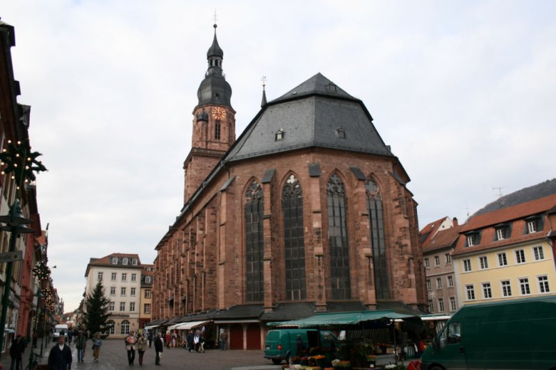 Die Heiliggeistkirche in Heidelberg. Mitten in der Altstadt gelegen bildet sie immer wieder eine schne malerische Kulisse.