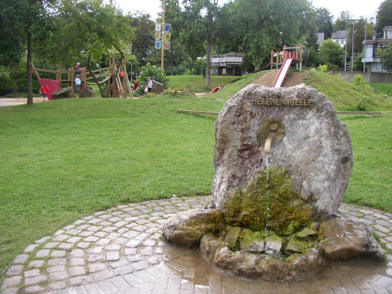 Die Helenenquelle im Gerolsteiner Stadtpark. Das Wasser schmeckt fantastisch. Mit viel Kohlensure angereichtert. P.S.: Die Quelle ist nur 3 minuten zu Fu vom Bahnhof entfernt!!!      30.07.07