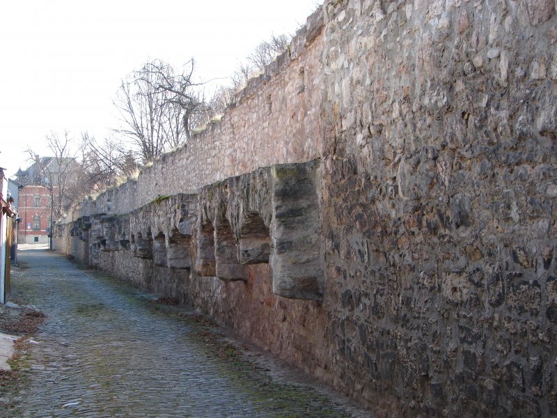 Die historische Stadtmauer in Laucha hinter der Oberen Hauptstrae - Blick zur alten Post - Aufnahme vom Februar 2008