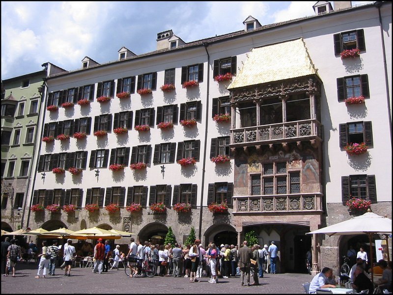 Die Innenstadt von Innsbruck im Juli 2004. Im Bild das  Goldene Dachl , eines der Wahrzeichen der Stadt.