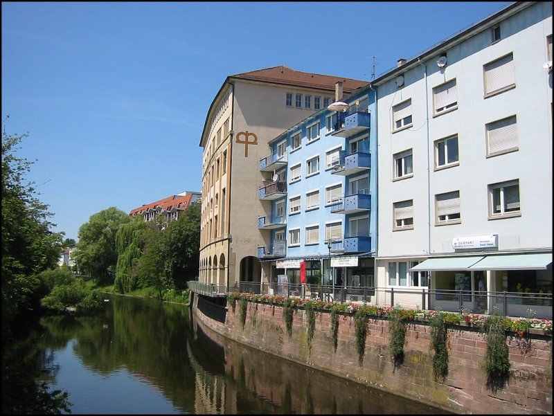 Die Innenstadt von Pforzheim am Ufer der Enz, aufgenommen am 28.05.2005.