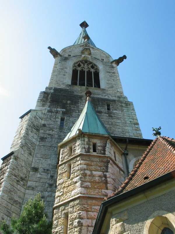 Die Katholische Kirche ragt ber Laufen.Ein Imposanter Bau.