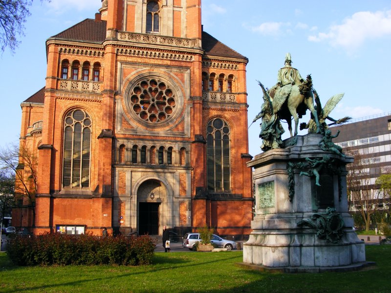 Die Kirche und ein Denkmal am Martin-Luther-Platz in Dsseldorf.