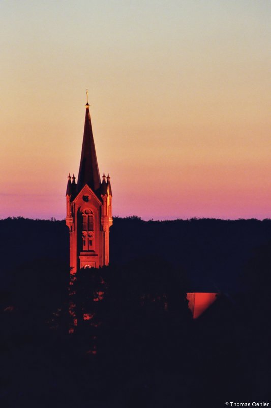 Die Kirche von Feldberg im Abendlicht. Das Bild entstand übrigens ohne Filter und ohne Retusche am PC - die Farben waren wirklich so fantastisch. Aufnahme vom Mai 2006.