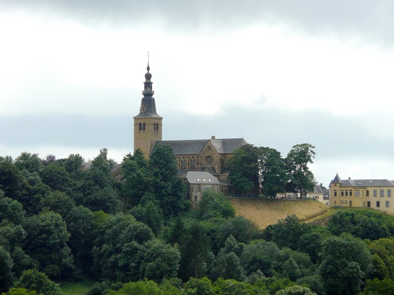 Die Kirche Notre Dame de l'Assomption (1873) von Florenville fotografiert am 28.06.08. Sie wurde whrend des 2. Weltkrieges vllig zerstrt und 1951 wieder aufgebaut. Oben im Kirchturm befindet sich ein Aussichtspunkt. Da Florenville schon auf 400 m liegt, ist die Aussicht vom Turm phantastisch. An klaren Tagen sieht man bis nach Arlon und sogar bis nach Verdun/Frankreich. (Jeanny) 