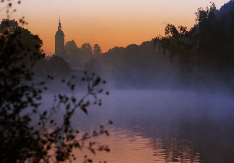 Die Kirche  Unser Lieben Frauen auf dem Berge  in Penig thront hoch ber der in Morgennebel gehllten Zwickauer Mulde im September 2005.