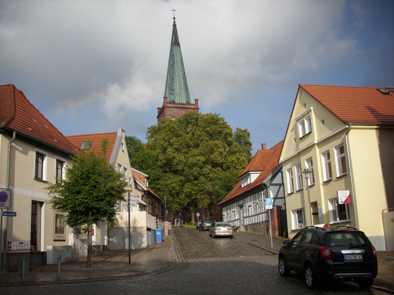 Die Kirchstrae mit Bergen`s Wahrzeichen der St.Marienkirche am 21.Juni 2009.